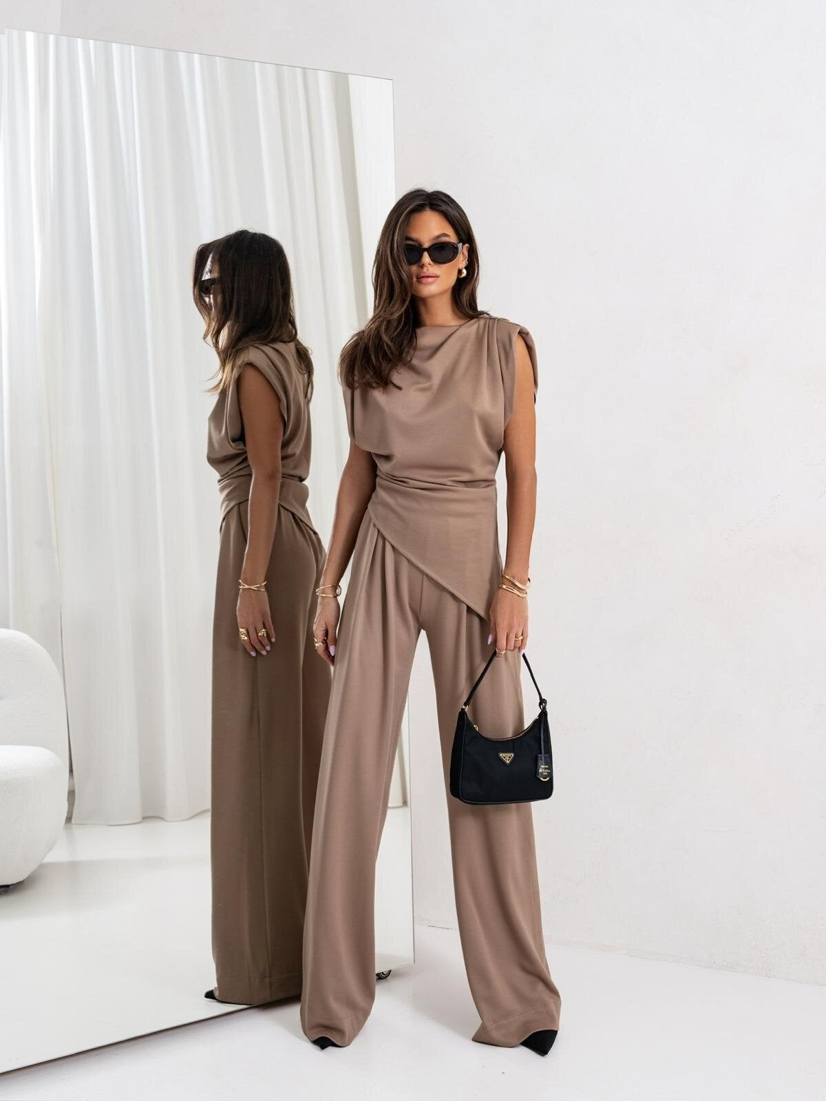 Fashionable solid color irregular short sleeve set.